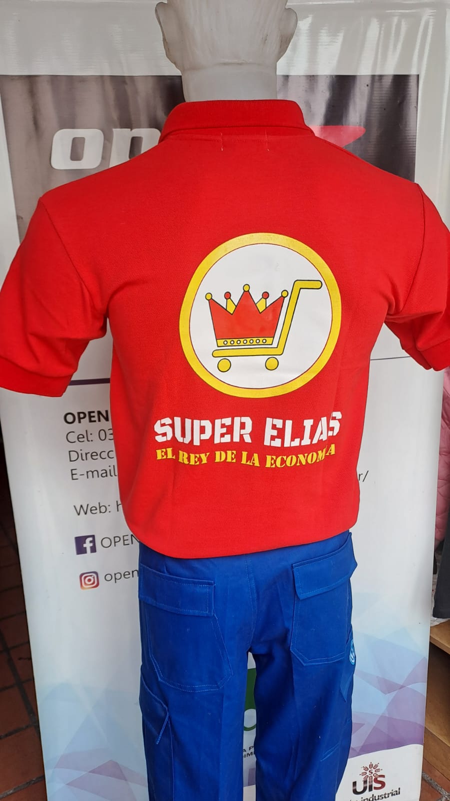 Polo roja personalizada de Super Elías con estampa grande en la espalda